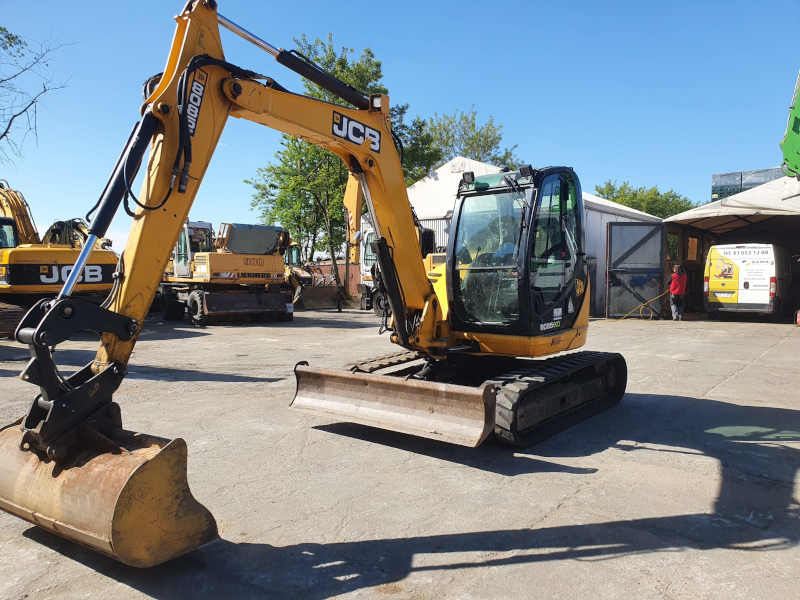 JCB8085_114